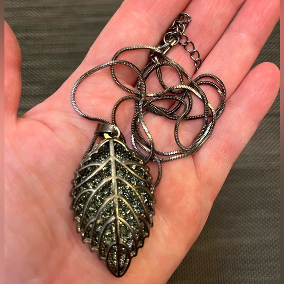 Sparkly Gunmetal Silver-tone Leaf Pendant, Necklace and Earrings Set - Picture 8 of 15